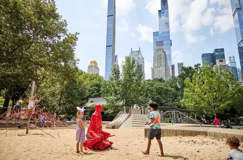 پوتین سرخ‌، اسباب‌بـازی تازه کودکان در پارک نیویورک! +تصویر