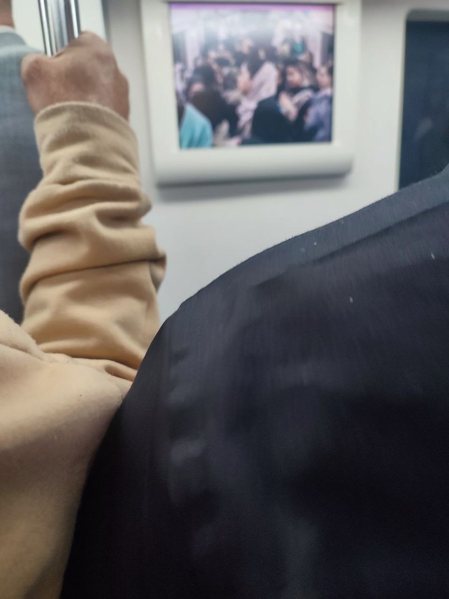 نمایش دوباره تصاویر زنان تهرانی در مانیتور واگن‌های مترو