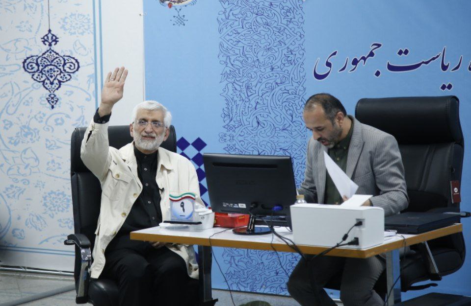 تصاویر ژست متفاوت و خنده سعید جلیلی درحال ثبت‌نام در انتخابات