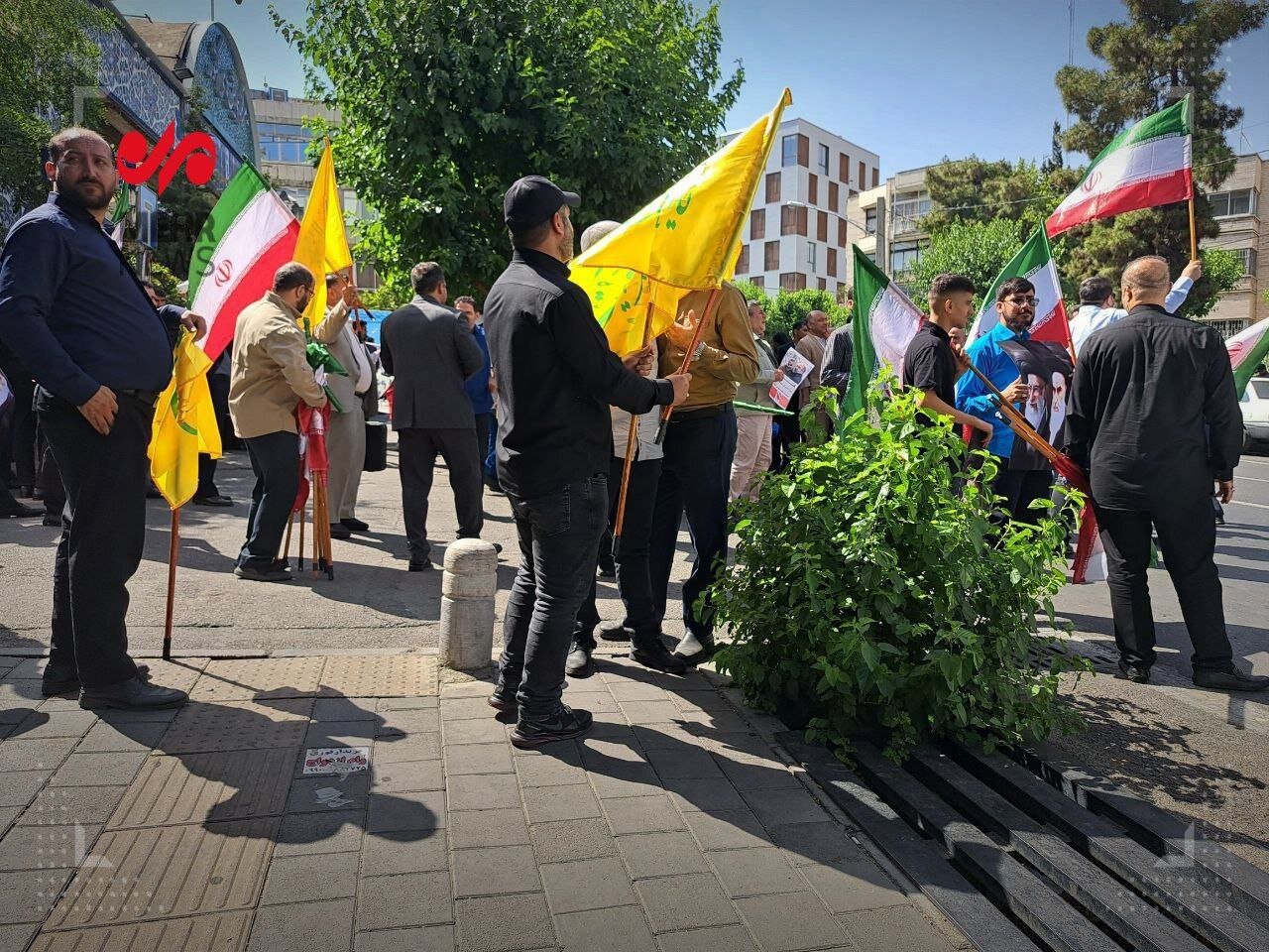 تصویری جالب از طرفداران به صف شده قالیباف در جلوی وزارت کشور