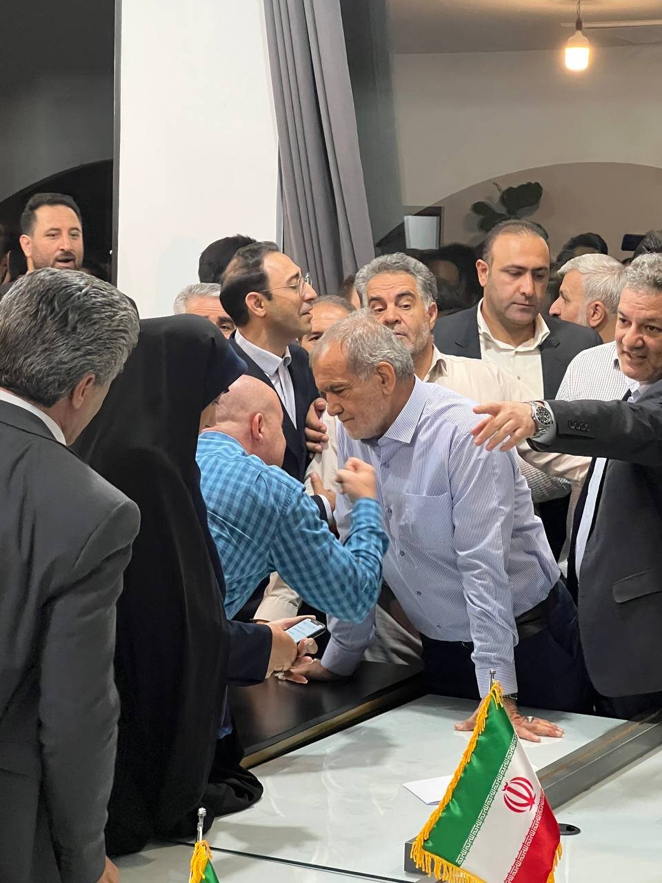 تصاویری از چهره خندان مسعود پزشکیان در شلوغی ستاد انتخاباتی‌اش
