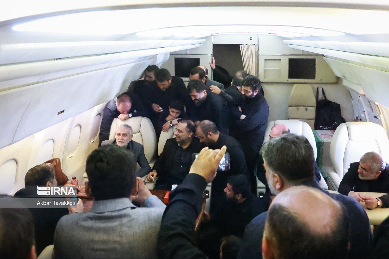 قاب متفاوت از هواپیمای ریاست‌جمهوری؛ مراسم روضه‌خوانی با حاج منصور | تصویر