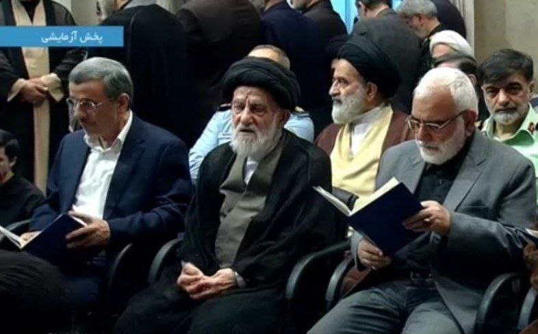 تصویری از حضور محمود احمدی‌نژاد در مراسم ترحیم در بیت رهبری