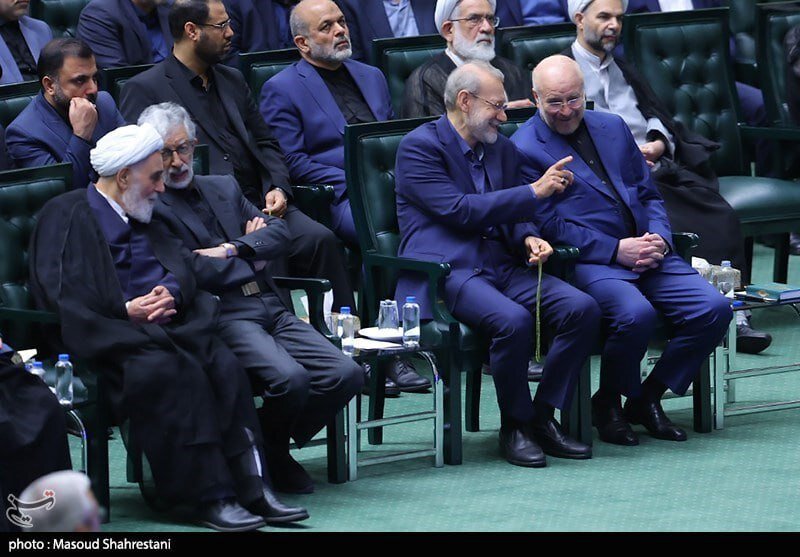 تصویر بگو بخند علی لاریجانی و قالیباف در صحن مجلس