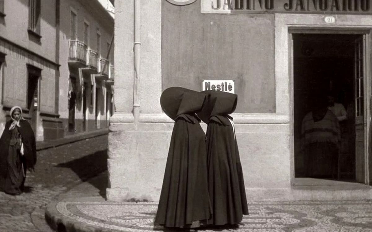 لباس زنان پرتغالی در 100 سال قبل؛ روسری و شنل سیاه عجیب‌شان را ببینید! | تصویر